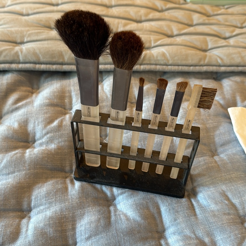 Prescriptive sable Makeup Brush Set with Holder